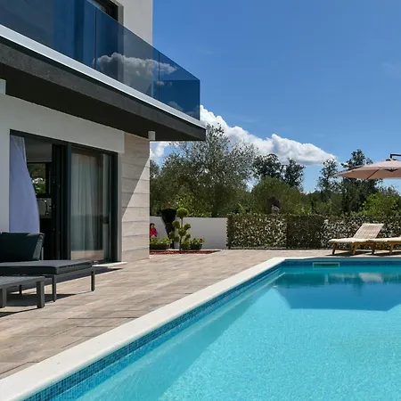 Gio Villa *